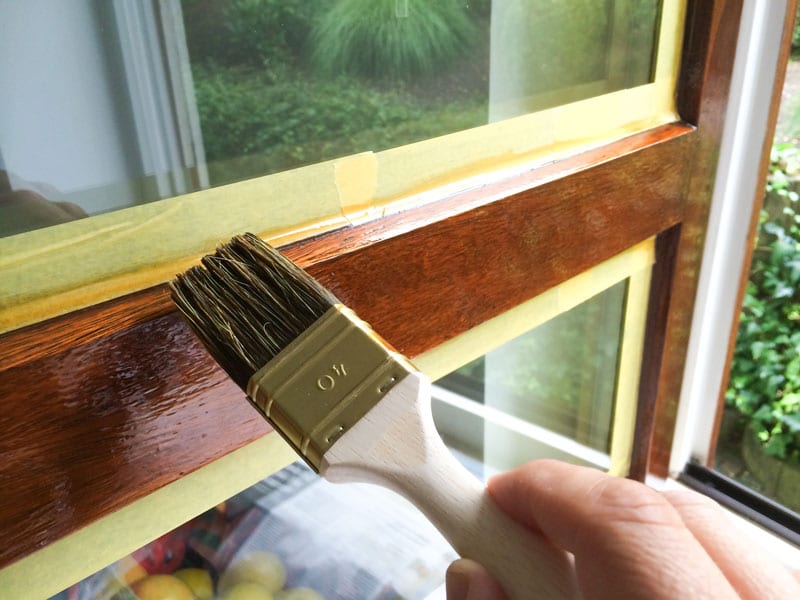 Holzfenster streichen