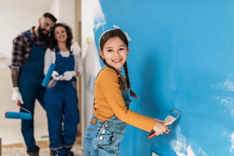 Kind streicht eigene Wand