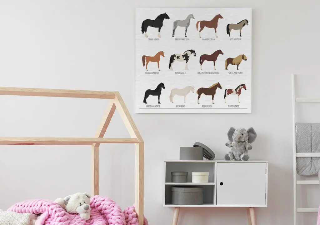 Bild mit weißem Pferd und Fohlen im Kinderzimmer