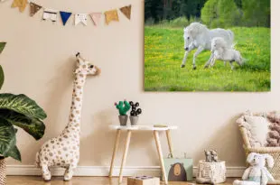 Bild mit weißem Pferd und Fohlen im Kinderzimmer