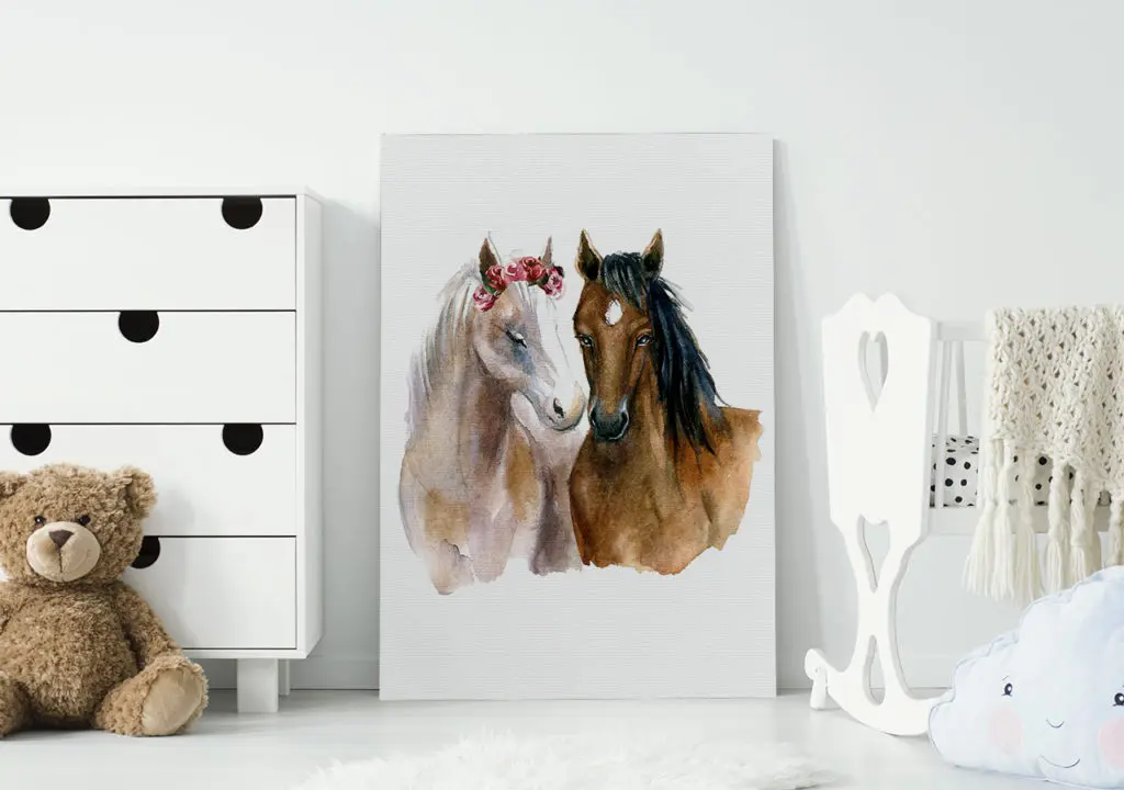 Zwei verliebte Pferde auf dem Bild im Babyzimmer