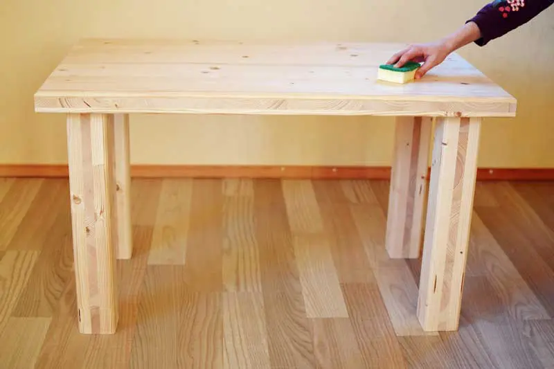 Tisch aus Fichtenholz