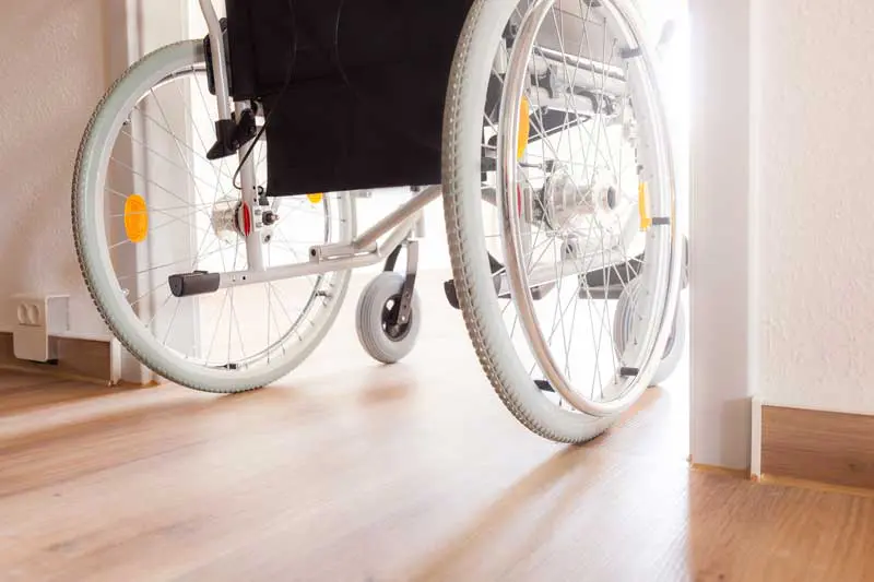 Türen bei der Sanierung in der Breite für Rollstuhl vorsehen