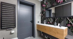 Fototapete mit geometrichem Dessin und Blumen im Badezimmer