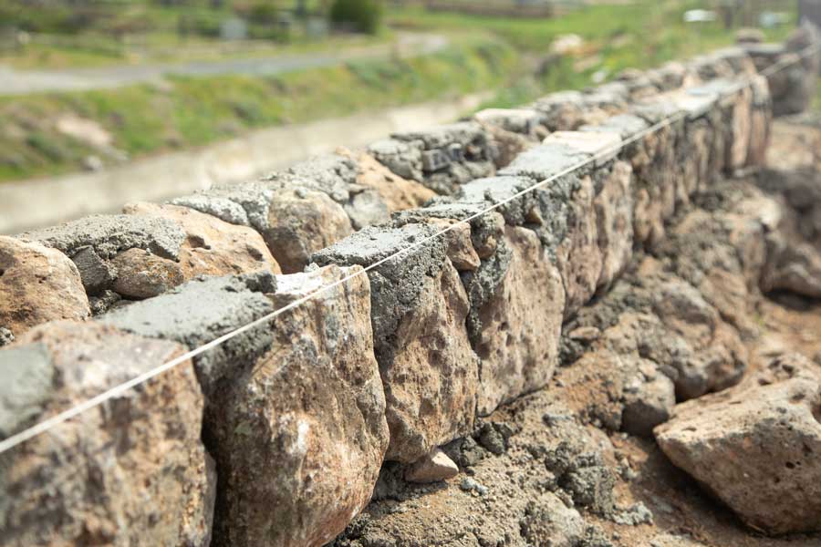 natursteinmauer-fundament-setzen