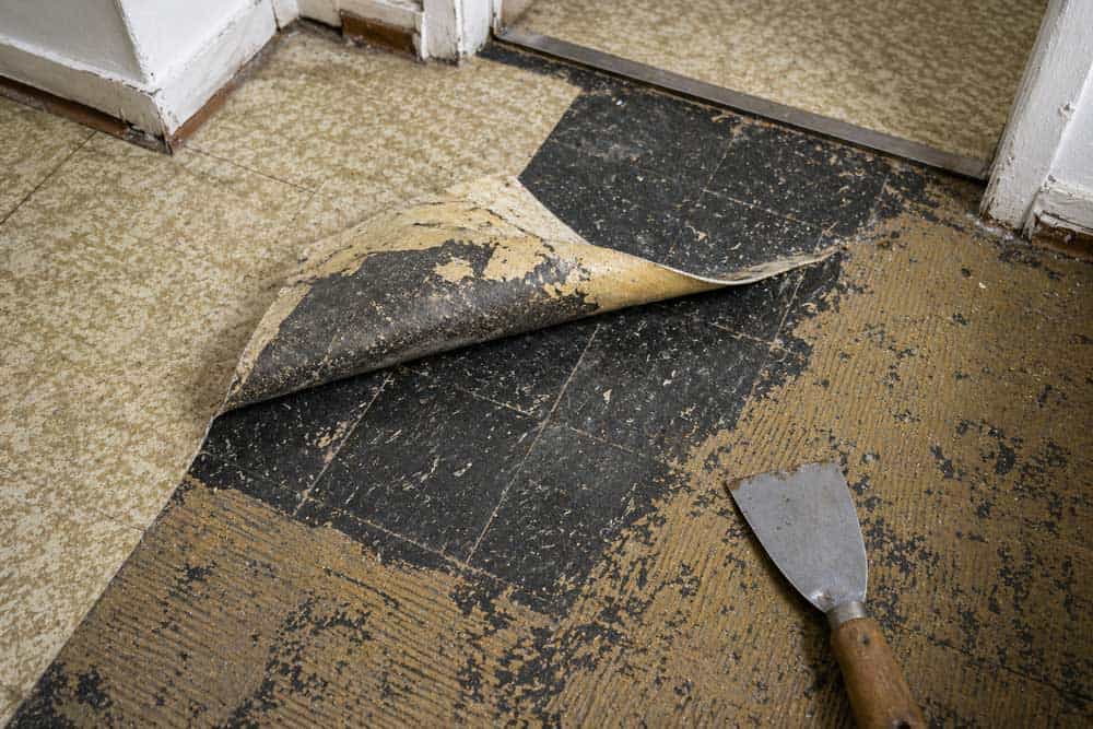 Alte Vinylplatten mit Asbest unter einem Bodenbelag im Altbau