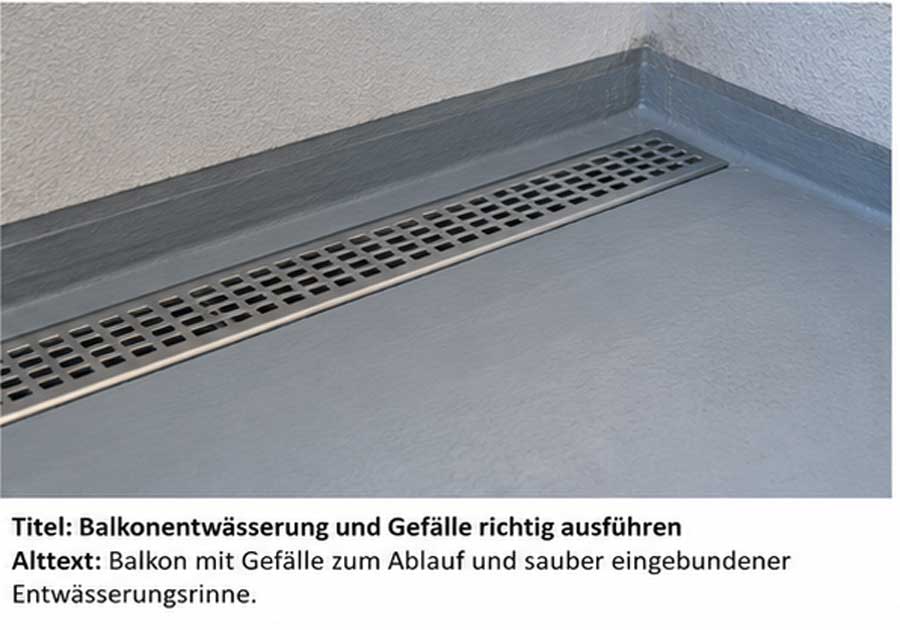 Balkon mit Gefälle zum Ablauf und sauber eingebundener Entwässerungsrinne für sichere Wasserableitung.