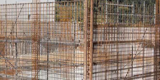 Bewehrungsstahl und Bewehrungskörbe auf einer Baustelle vor dem Betonieren