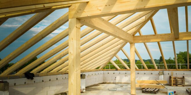 Hölzerner Dachstuhl mit Sparren eines Hauses im Rohbau