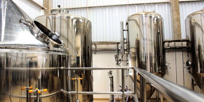Glänzende Edelstahltanks in einer Produktionshalle