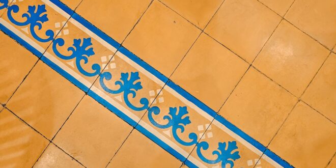 Bodenfliesen mit blauer Zierbordüre im Detail