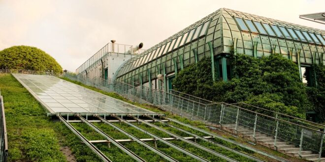 Gebäude mit begrüntem Dach und Glasfassade