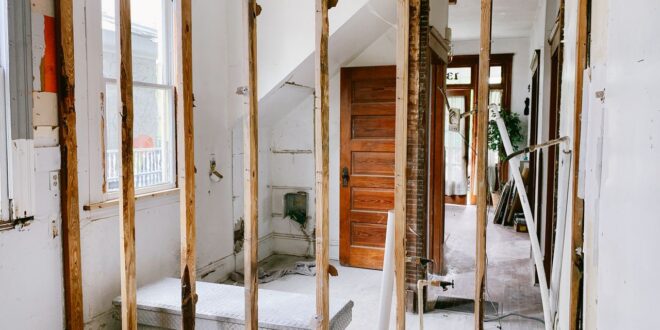 Entkerntes Wohnhaus während einer Kernsanierung mit freigelegtem Mauerwerk und Baumaterial