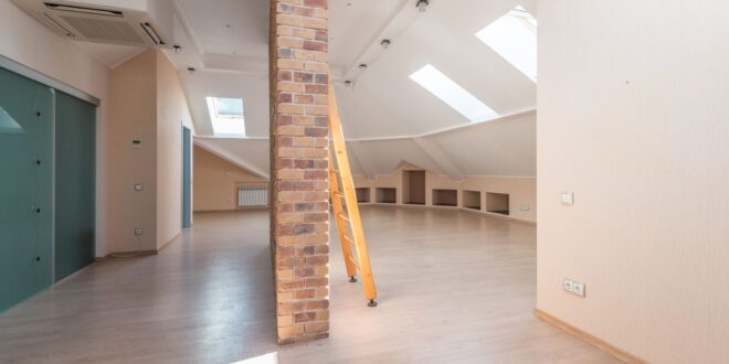 Ausgebauter Dachboden mit Dachfenstern und Holzleiter