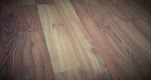 Bodenfläche aus Dielen in dunkler Holzoptik, schräg von oben fotografiert