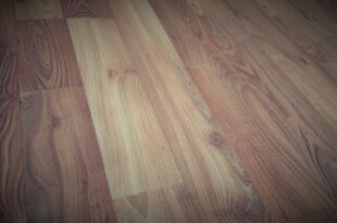 Bodenfläche aus Dielen in dunkler Holzoptik, schräg von oben fotografiert
