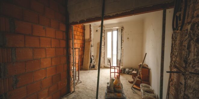 Durchbruch in einer Ziegelwand mit Baustützen in einer Wohnung im Umbau