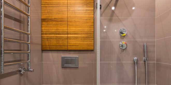 Gefliestes Bad mit Duschbereich, Armaturen und wandhängendem WC