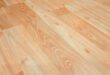 Schräg aufgenommene Bodenfläche aus hellen, holzoptischen Planken