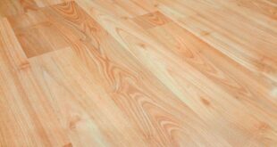 Schräg aufgenommene Bodenfläche aus hellen, holzoptischen Planken