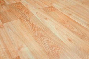 Schräg aufgenommene Bodenfläche aus hellen, holzoptischen Planken