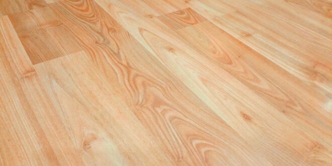 Schräg aufgenommene Bodenfläche aus hellen, holzoptischen Planken