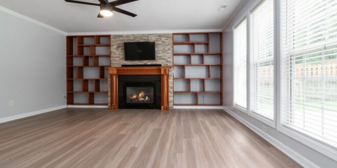 Helles Wohnzimmer mit verlegtem Vinylboden in Holzoptik
