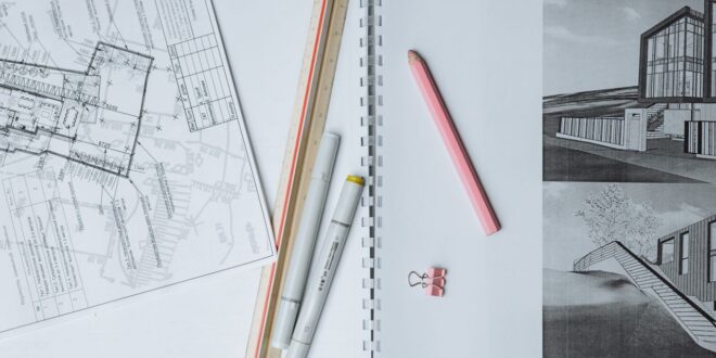 Bauzeichnungen, Lineal, Stifte und Entwurfsmappe auf einem Tisch