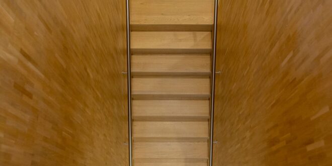 Holztreppe mit Edelstahl-Handlauf von oben gesehen