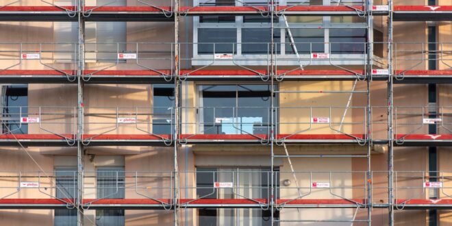 Gerüst an einer Hausfassade bei der Fassadendämmung